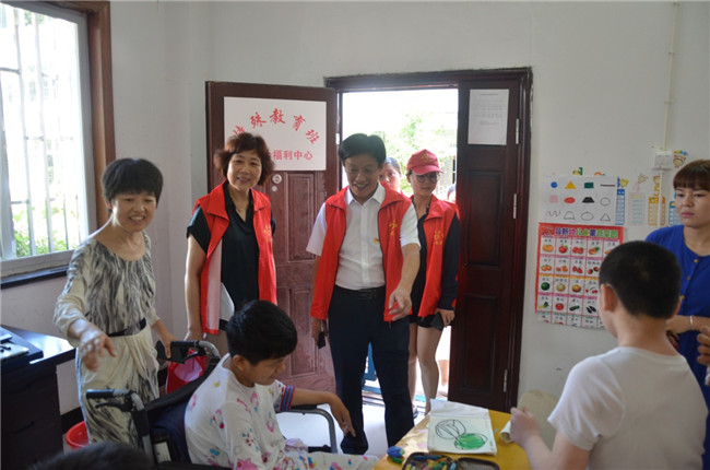 城投集團(tuán)開展“傳承紅色基因，敬老愛(ài)幼先行” 現(xiàn)場(chǎng)獻(xiàn)愛(ài)心活動(dòng)