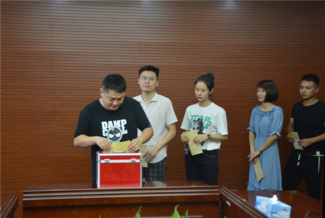 城投集團(tuán)開展“傳承紅色基因，敬老愛(ài)幼先行” 現(xiàn)場(chǎng)獻(xiàn)愛(ài)心活動(dòng)