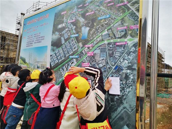 “千人市民觀察團(tuán)”走進(jìn)城投集團(tuán)龍山湖公園、陶瓷產(chǎn)業(yè)加速基地等項(xiàng)目