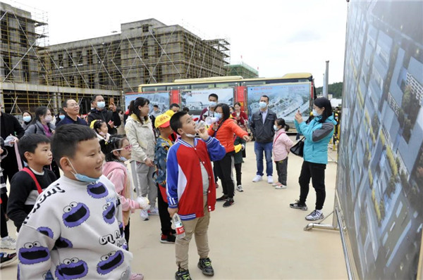 “千人市民觀察團(tuán)”走進(jìn)城投集團(tuán)龍山湖公園、陶瓷產(chǎn)業(yè)加速基地等項(xiàng)目