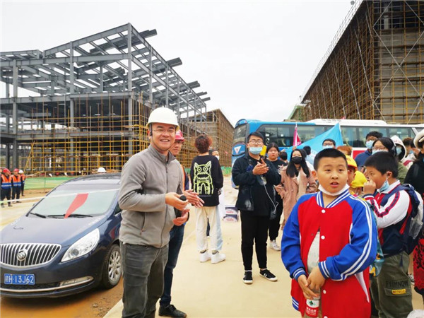 “千人市民觀察團(tuán)”走進(jìn)城投集團(tuán)龍山湖公園、陶瓷產(chǎn)業(yè)加速基地等項(xiàng)目