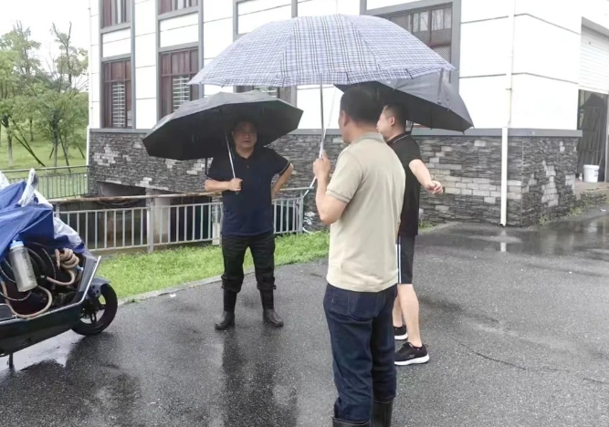 市城投集團(tuán)領(lǐng)導(dǎo)深入一線(xiàn)調(diào)度防汛工作